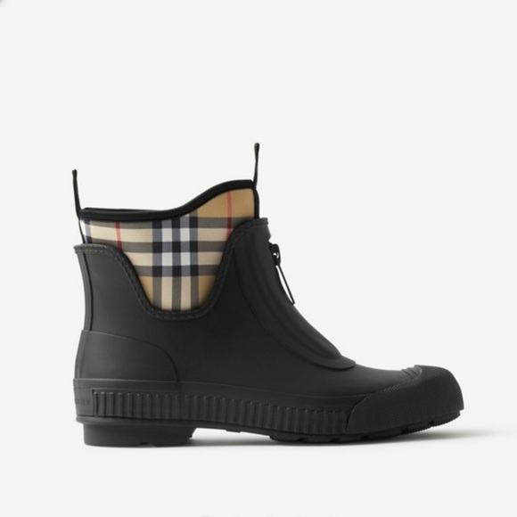 New in box Burberry rain boots with check lining - Picture 7 of 9